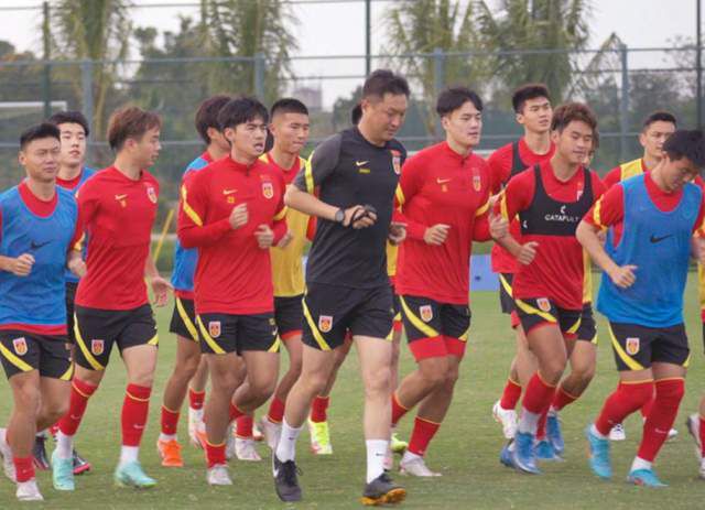 第53分钟，曼城开出任意球直塞到禁区左侧，福登前插小角度低射，球被门将扑出！